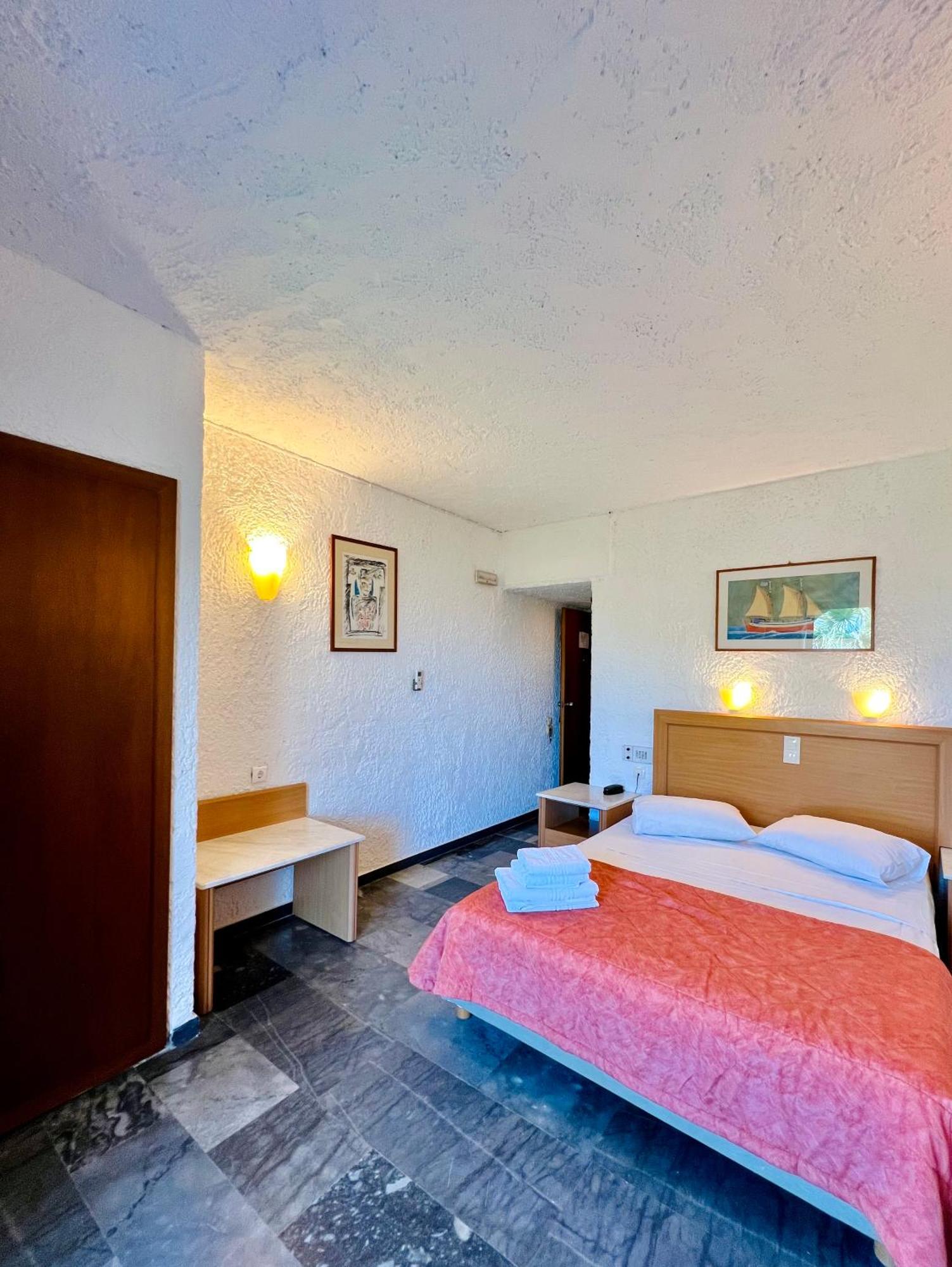 Karteros Hotel Luaran gambar